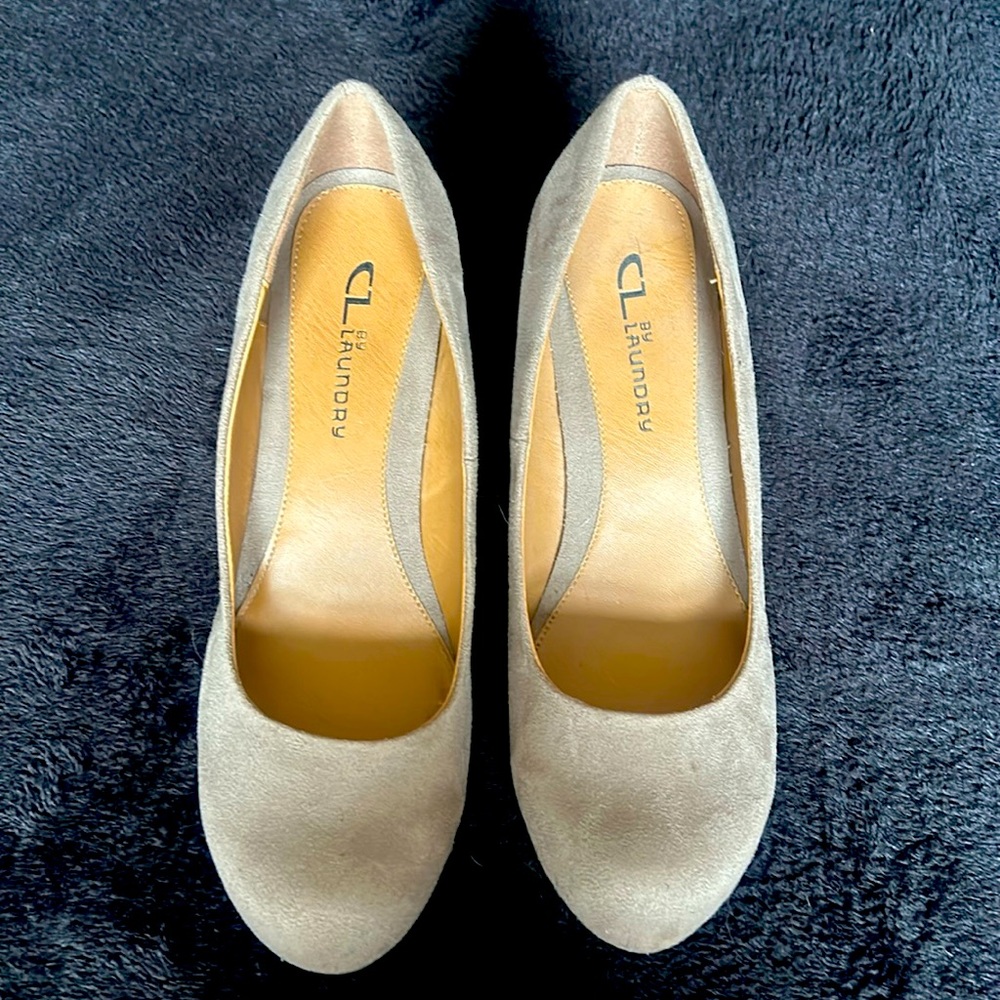 WOMEN’S‎ WEDGE SUEDE SHOE.